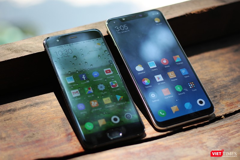 Mi 8 đọ dáng với Mi 6 ra mắt năm ngoái. Năm nay Xiaomi quyết định không đặt tên mẫu điện thoại mới là Mi 7 mà đặt luôn là Mi 8 để đánh dấu 8 năm điện thoại Xiaomi "tung hoành" trên thị trường Mi 8 đọ dáng với Mi 6 ra mắt năm ngoái. Năm nay Xiaomi quyết định không đặt tên mẫu điện thoại mới là Mi 7 mà đặt luôn là Mi 8 để đánh dấu 8 năm điện thoại Xiaomi "tung hoành" trên thị trường