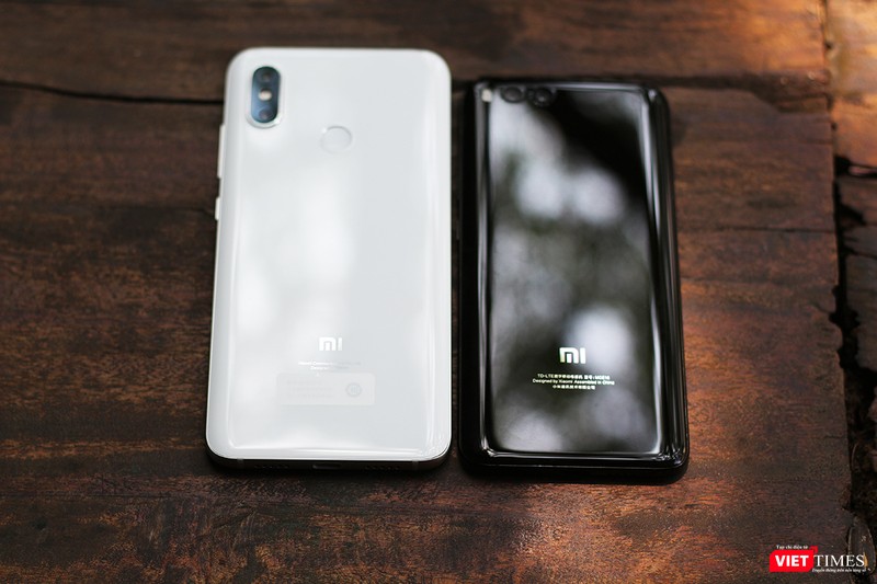 Có thể thấy Mi 8 có kích thước lớn hơn hẳn Mi 6. Đó là bởi vì Mi 8 chứa màn hình 6,21 inch, trong khi Mi 6 chỉ có màn hình 5,15 inch. Mặt lưng hai mẫu điện thoại đều được làm từ chất liệu kính. Có thể thấy Mi 8 có kích thước lớn hơn hẳn Mi 6. Đó là bởi vì Mi 8 chứa màn hình 6,21 inch, trong khi Mi 6 chỉ có màn hình 5,15 inch. Mặt lưng hai mẫu điện thoại đều được làm từ chất liệu kính.
