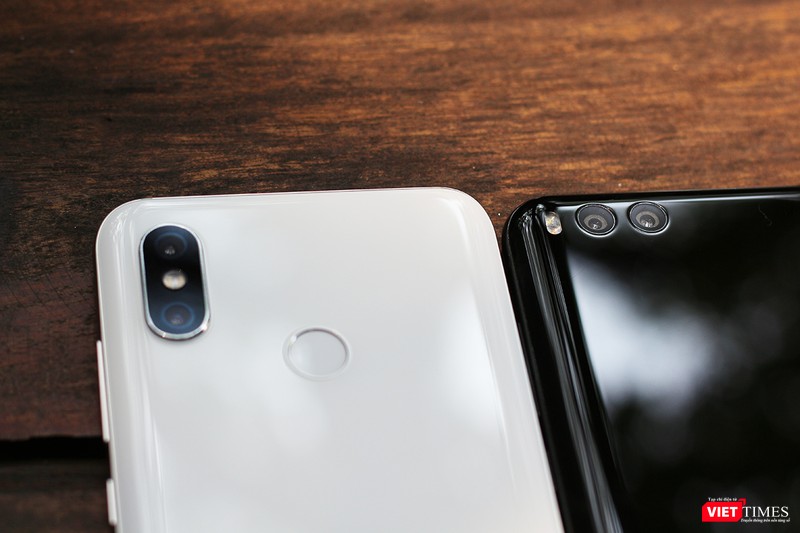 Cận cảnh camera kép trên Mi 8 và Mi 6 Cận cảnh camera kép trên Mi 8 và Mi 6