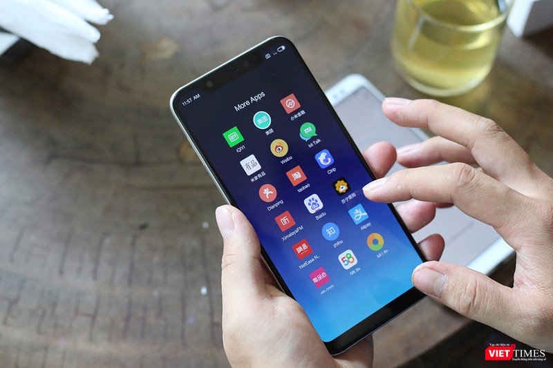 Chiếc máy mà chúng tôi mở hộp vẫn dùng ROM gốc, chưa có tiếng Việt. Mi 8 vẫn mang giao diện MiUI 9.5, chưa được cập nhật lên MiUI 10 mới nhất Chiếc máy mà chúng tôi mở hộp vẫn dùng ROM gốc, chưa có tiếng Việt. Mi 8 vẫn mang giao diện MiUI 9.5, chưa được cập nhật lên MiUI 10 mới nhất