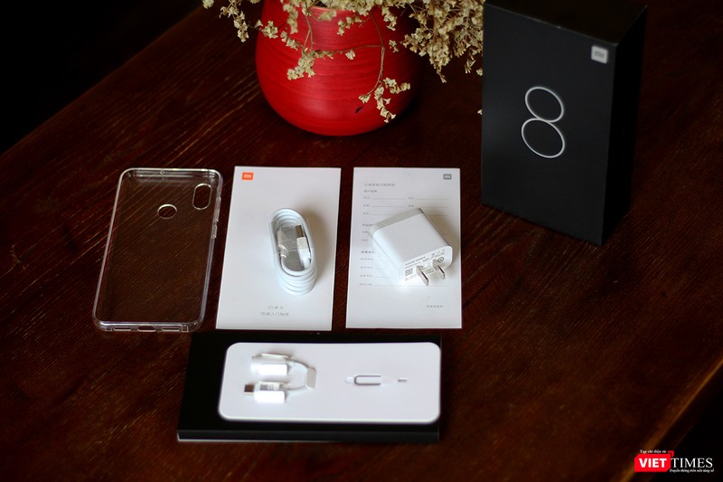 Hãy xem Xiaomi cung cấp cho chúng ta những phụ kiện gì nào. Có một cáp sạc chuẩn USB type C, một cáp chuyển đổi từ USB-C sang giắc 3,5mm để người dùng cắm tai nghe có dây thưởng thức âm nhạc theo cách truyền thống, một ốp trong suốt để bảo vệ mặt lưng máy mà không làm mất đi các điểm nhấn. Hãy xem Xiaomi cung cấp cho chúng ta những phụ kiện gì nào. Có một cáp sạc chuẩn USB type C, một cáp chuyển đổi từ USB-C sang giắc 3,5mm để người dùng cắm tai nghe có dây thưởng thức âm nhạc theo cách truyền thống, một ốp trong suốt để bảo vệ mặt lưng máy mà không làm mất đi các điểm nhấn.