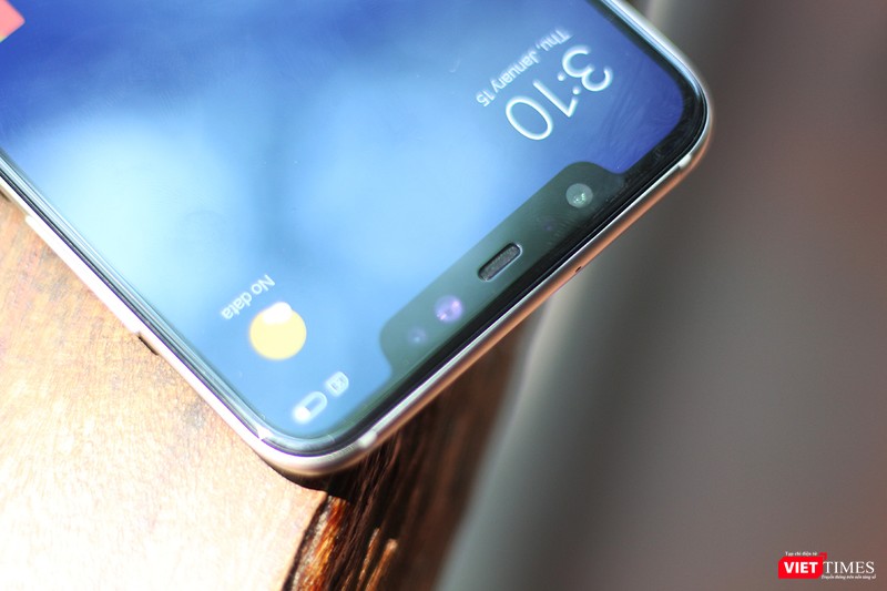 Về thiết kế, Mi có 8 thể nói là nhái iPhone X một cách trắng trợn. Điểm dễ nhận thấy nhất là phần tai thỏ có kích thước cũng tương tự như tai thỏ iPhone X. Tuy nhiên, vì các hãng điện thoại Trung Quốc chưa đạt được đến "cảnh giới" của Apple nên chiếc Mi 8 nhìn không thể nào đẹp bằng iPhone X. Về thiết kế, Mi có 8 thể nói là nhái iPhone X một cách trắng trợn. Điểm dễ nhận thấy nhất là phần tai thỏ có kích thước cũng tương tự như tai thỏ iPhone X. Tuy nhiên, vì các hãng điện thoại Trung Quốc chưa đạt được đến "cảnh giới" của Apple nên chiếc Mi 8 nhìn không thể nào đẹp bằng iPhone X.