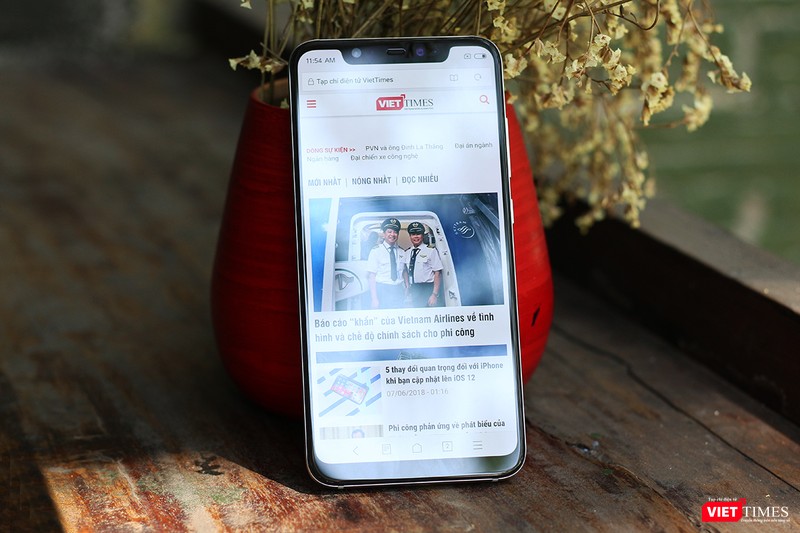 Mặt trước của Mi 8 cũng giống iPhone X đến 90%. Tuy nhiên, fan hâm mộ của iPhone vẫn có lý do để chê bởi viền dưới của Mi 8 còn khá dày. Họ đùa rằng Mi 8 có "cái cằm" dài. Mặt trước của Mi 8 cũng giống iPhone X đến 90%. Tuy nhiên, fan hâm mộ của iPhone vẫn có lý do để chê bởi viền dưới của Mi 8 còn khá dày. Họ đùa rằng Mi 8 có "cái cằm" dài.