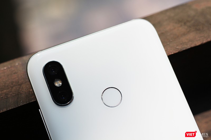 Đây là mặt sau của Mi 8. Trình độ sao chép của Xiaomi đã đạt gần đến mức thượng thừa khi camera kép cũng được đặt theo chiều dọc giống iPhone X. Chỉ có điều iPhone X không có cảm biến vân tay hình tròn như trên Mi 8. Đây là mặt sau của Mi 8. Trình độ sao chép của Xiaomi đã đạt gần đến mức thượng thừa khi camera kép cũng được đặt theo chiều dọc giống iPhone X. Chỉ có điều iPhone X không có cảm biến vân tay hình tròn như trên Mi 8.