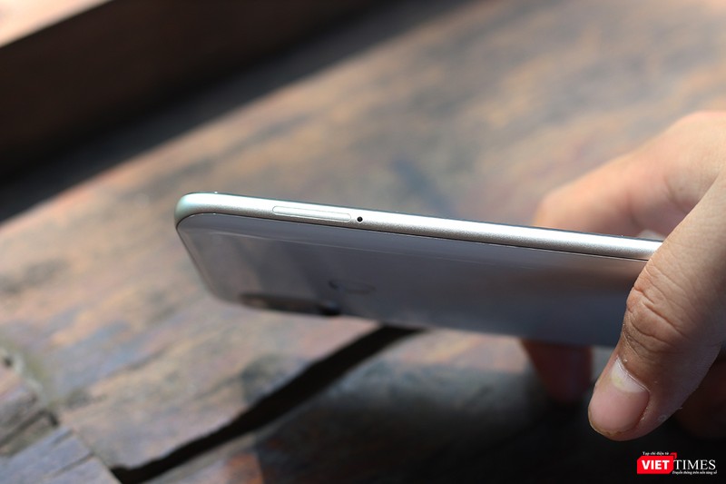 Mi 8 có khung viền bằng nhôm, trong khi iPhone X là thép không gỉ. Tất nhiên rồi, bởi iPhone X là một thiết bị rất đắt đỏ. Chúng ta có thể thấy khay SIM nằm ở bên cạnh trái của máy Mi 8 có khung viền bằng nhôm, trong khi iPhone X là thép không gỉ. Tất nhiên rồi, bởi iPhone X là một thiết bị rất đắt đỏ. Chúng ta có thể thấy khay SIM nằm ở bên cạnh trái của máy