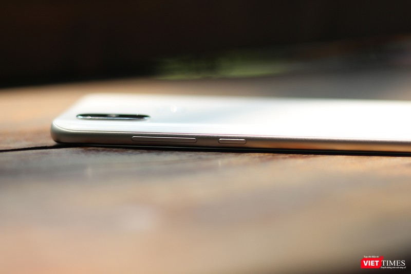 Nút nguồn và tăng giảm âm lượng nằm bên cạnh phải Nút nguồn và tăng giảm âm lượng nằm bên cạnh phải