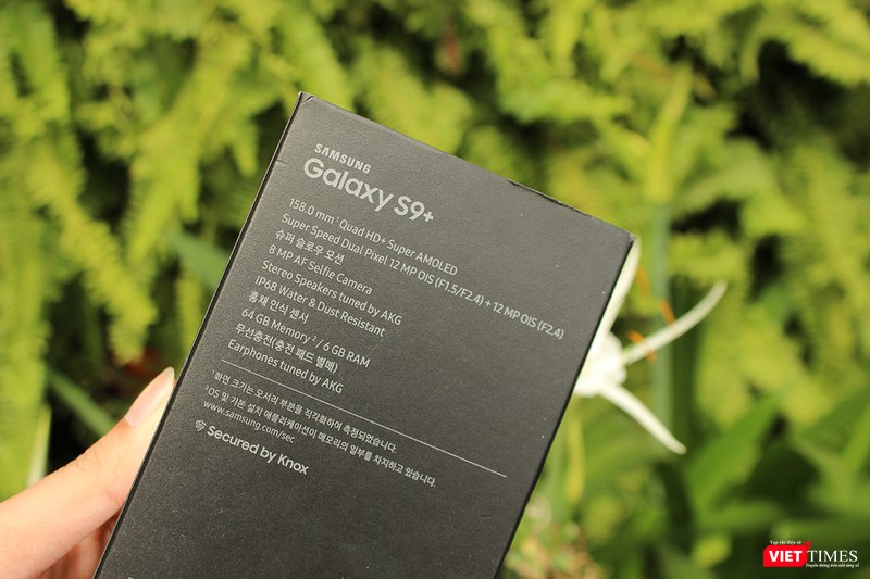 Máy được phân phối từ nhà mạng Hàn Quốc. Mặt sau hộp ghi rõ các thông số của máy, từ màn hình, RAM, chip đến chuẩn chống nước Máy được phân phối từ nhà mạng Hàn Quốc. Mặt sau hộp ghi rõ các thông số của máy, từ màn hình, RAM, chip đến chuẩn chống nước