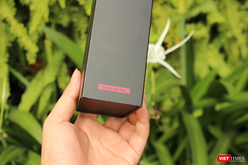 Cạnh hộp cho ta biết đây phiên bản Galaxy S9 Plus màu đỏ tía, hay nhiều người còn gọi là màu đỏ booc-đô (Burgundy Red) Cạnh hộp cho ta biết đây phiên bản Galaxy S9 Plus màu đỏ tía, hay nhiều người còn gọi là màu đỏ booc-đô (Burgundy Red)