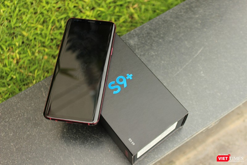 Mặt trước của máy được bao phủ bởi mặt kính cong về 2 cạnh Mặt trước của máy được bao phủ bởi mặt kính cong về 2 cạnh