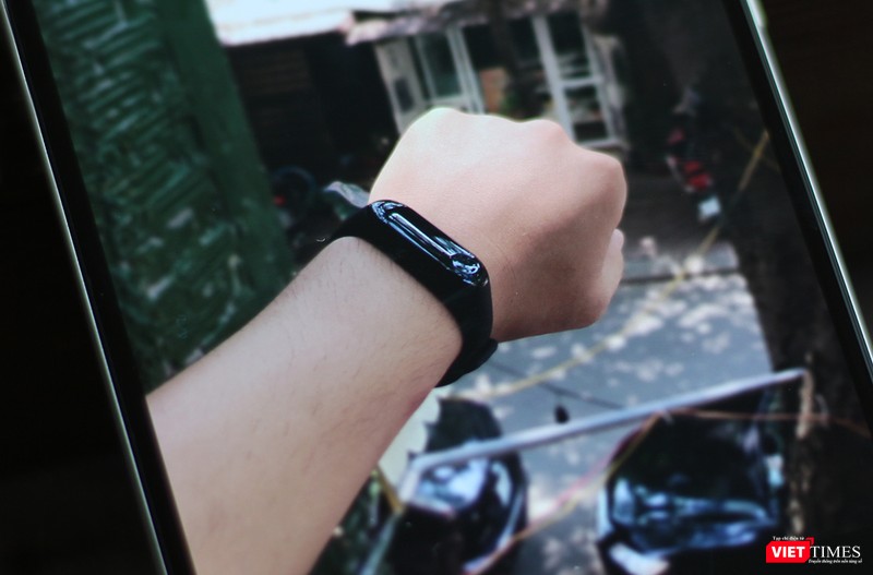 Khi đeo vào tay, Mi Band 3 nhìn khỏe khoắn hơn Mi Band 2. Nó phù hợp với các bạn trai hơn là các bạn gái. Bạn có thể kết nối Mi Band 3 với điện thoại qua ứng dụng Mi Fit. Khi đeo vào tay, Mi Band 3 nhìn khỏe khoắn hơn Mi Band 2. Nó phù hợp với các bạn trai hơn là các bạn gái. Bạn có thể kết nối Mi Band 3 với điện thoại qua ứng dụng Mi Fit.