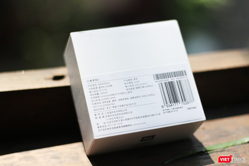 Mặt sau hộp đựng Mi band 3 có ghi một số thông số cơ bản của chiếc vòng đeo thông minh này. Một điểm đáng chú ý là thiết bị này tương thích với Android từ 4.4 trở lên và iOS từ 9.0 trở lên. Mặt sau hộp đựng Mi band 3 có ghi một số thông số cơ bản của chiếc vòng đeo thông minh này. Một điểm đáng chú ý là thiết bị này tương thích với Android từ 4.4 trở lên và iOS từ 9.0 trở lên.