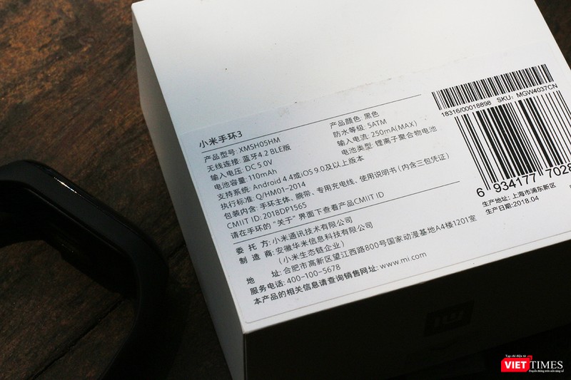Cận cảnh hơn nữa chiếc hộp. Một thông số đáng chú ý là dung lượng pin Mi Band 3 ghi trên hộp là 110 mAh, nhiều hơn so với mức 70 mAh của Mi Band 2. Đây chính là một trong số 5 thay đổi trên Mi Band 3 mà chúng tôi muốn đề cập với các bạn. Tuy nhiên, theo Xiaomi, thời gian chờ của cả hai mẫu vòng đeo thông minh đều là 20 ngày. Cận cảnh hơn nữa chiếc hộp. Một thông số đáng chú ý là dung lượng pin Mi Band 3 ghi trên hộp là 110 mAh, nhiều hơn so với mức 70 mAh của Mi Band 2. Đây chính là một trong số 5 thay đổi trên Mi Band 3 mà chúng tôi muốn đề cập với các bạn. Tuy nhiên, theo Xiaomi, thời gian chờ của cả hai mẫu vòng đeo thông minh đều là 20 ngày.