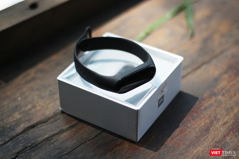 Đối với Mi Band 3, nhà sản xuất đã tích hợp tính năng từ chối cuộc gọi trên vòng đeo khi nó có kết nối với điện thoại. Để làm điều này, khi có cuộc gọi đến, bạn giữ vào nút cảm ứng một vài giây. Nếu bạn nhỉ chạm vào nút cảm ứng thì Mi Band 3 sẽ không báo rung, nhưng điện thoại sẽ vẫn tiếp tục đổ chuông. Đây là sự thay đổi thứ ba các bạn nhé. Tiếc là Mi Band 3 chưa được trang bị tính năng nhận cuộc gọi để có thể gắn tai nghe và đàm thoại trực tiếp mà không cần rút "dế" ra. Đối với Mi Band 3, nhà sản xuất đã tích hợp tính năng từ chối cuộc gọi trên vòng đeo khi nó có kết nối với điện thoại. Để làm điều này, khi có cuộc gọi đến, bạn giữ vào nút cảm ứng một vài giây. Nếu bạn nhỉ chạm vào nút cảm ứng thì Mi Band 3 sẽ không báo rung, nhưng điện thoại sẽ vẫn tiếp tục đổ chuông. Đây là sự thay đổi thứ ba các bạn nhé. Tiếc là Mi Band 3 chưa được trang bị tính năng nhận cuộc gọi để có thể gắn tai nghe và đàm thoại trực tiếp mà không cần rút "dế" ra.