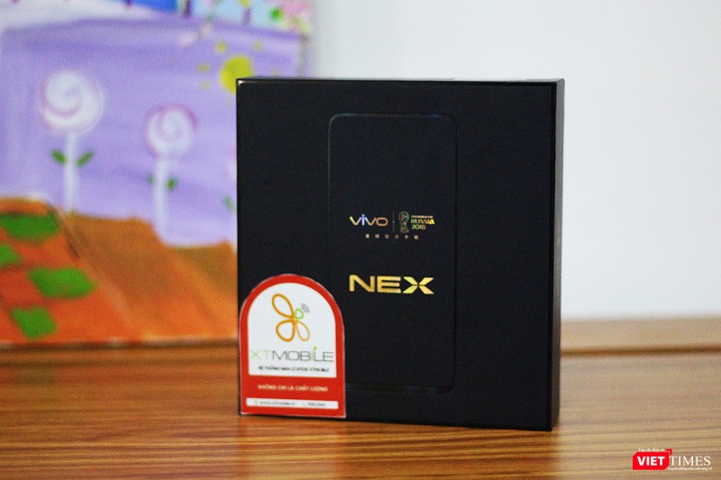 Đây là chiếc hộp đựng sản phẩm. Do Vivo là một trong những nhà tài trợ World Cup 2018 nên trên vỏ hộp chúng ta thấy dòng chữ "World Cup Russia 2018". Rất tiếc là Vivo chỉ in chữ này trên hộp chứ không in trên điện thoại. Đây là chiếc hộp đựng sản phẩm. Do Vivo là một trong những nhà tài trợ World Cup 2018 nên trên vỏ hộp chúng ta thấy dòng chữ "World Cup Russia 2018". Rất tiếc là Vivo chỉ in chữ này trên hộp chứ không in trên điện thoại.