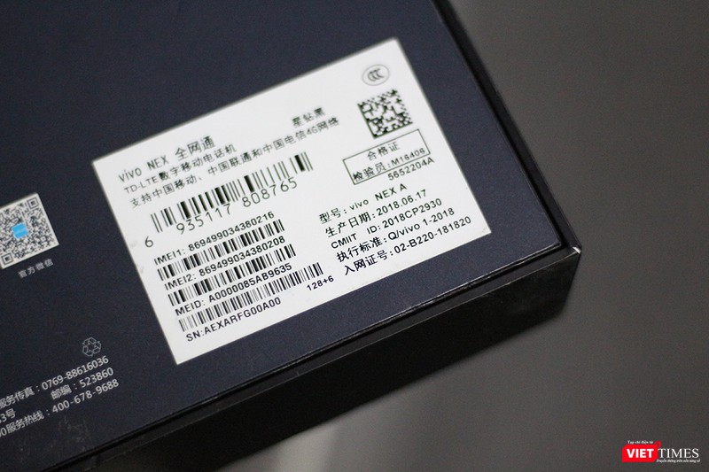 Mặt sau của vỏ hộp có ghi tên sản phẩm là Vivo Nex A. Trong dòng sản phẩm Nex, Vivo chia ra hai phiên bản. Phiên bản Nex A có cấu hình thấp hơn một chút so với Nex S. Chúng tôi sẽ liệt kê cấu hình ở những tấm ảnh phía dưới. Mặt sau của vỏ hộp có ghi tên sản phẩm là Vivo Nex A. Trong dòng sản phẩm Nex, Vivo chia ra hai phiên bản. Phiên bản Nex A có cấu hình thấp hơn một chút so với Nex S. Chúng tôi sẽ liệt kê cấu hình ở những tấm ảnh phía dưới.