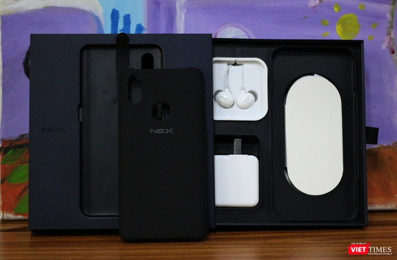 Kéo ngăn phía dưới chúng ta có thể thấy các phụ kiện đi kèm, bao gồm một ốp lưng cùng màu với máy, củ cáp sạc và một bộ tai nghe có kiểu dáng như... hai viên kẹo M&M. Kéo ngăn phía dưới chúng ta có thể thấy các phụ kiện đi kèm, bao gồm một ốp lưng cùng màu với máy, củ cáp sạc và một bộ tai nghe có kiểu dáng như... hai viên kẹo M&M.