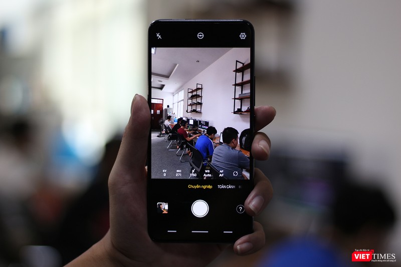 Camera kép phía sau có độ phân giải là 12 MP và 5 MP, có các chế độ chụp xóa phông, chụp panorama và chụp chuyên nghiệp. Camera kép phía sau có độ phân giải là 12 MP và 5 MP, có các chế độ chụp xóa phông, chụp panorama và chụp chuyên nghiệp.