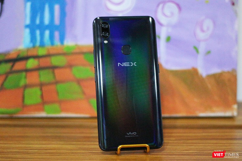 Ưu điểm của chiếc máy này là pin có dung lượng 4.000 mAh, nên nếu dùng ít chắc bạn 3 ngày mới phải sạc một lần. Ưu điểm của chiếc máy này là pin có dung lượng 4.000 mAh, nên nếu dùng ít chắc bạn 3 ngày mới phải sạc một lần.