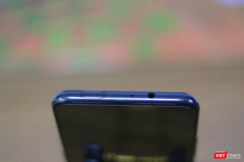 Ở trên đỉnh máy có nút nguồn và may thay Vivo chưa bắt người dùng phải tìm đến tai nghe không dây - chúng ta thấy có sự hiện diện của cổng 3,5mm Ở trên đỉnh máy có nút nguồn và may thay Vivo chưa bắt người dùng phải tìm đến tai nghe không dây - chúng ta thấy có sự hiện diện của cổng 3,5mm
