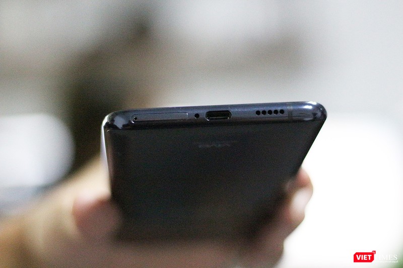 Cạnh dưới ngoài cổng USB-C chúng ta thấy có khe cắm SIM và thẻ nhớ, một cách sắp đặt hơi khác so với các mẫu smartphone Android trên thị trường (vốn để khay sim bên cạnh trái hoặc cạnh phải) Cạnh dưới ngoài cổng USB-C chúng ta thấy có khe cắm SIM và thẻ nhớ, một cách sắp đặt hơi khác so với các mẫu smartphone Android trên thị trường (vốn để khay sim bên cạnh trái hoặc cạnh phải)