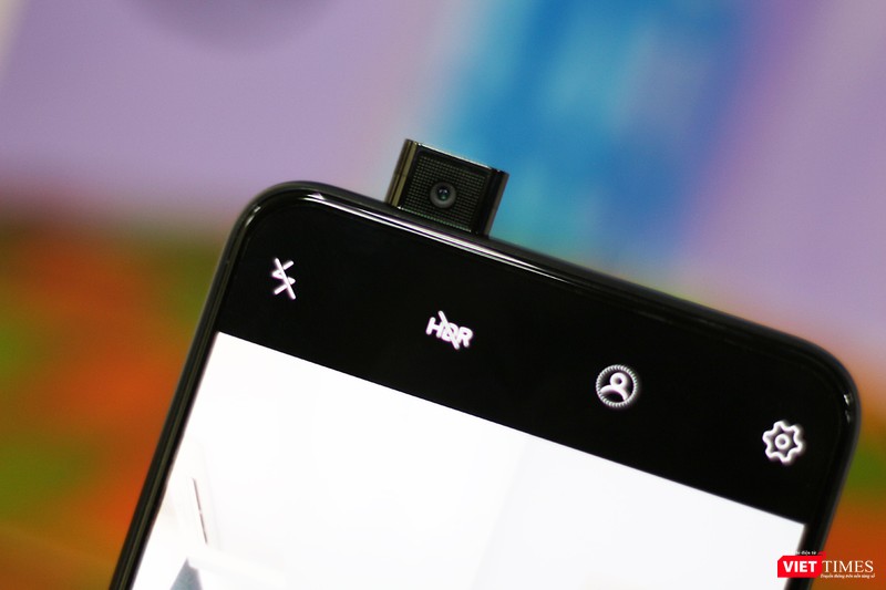 Phần độc đáo nhất của Vivo Nex A chính là camera "thò thụt". Khi người dùng chụp ảnh selfie, camera trước được đẩy lên. Khi không chụp nữa, camera này lại tụt xuống dưới nằm gọn trong thân máy. Toàn bộ quá trình trồi lên hay thụt xuống chỉ mất một giây, có thể coi là "nhanh như chảo chớp". Camera selfie này có độ phân giải 8 megapixel, nhưng quan trọng hơn là có chế độ làm đẹp cho bạn những tấm ảnh da mịn như da em bé. Phần độc đáo nhất của Vivo Nex A chính là camera "thò thụt". Khi người dùng chụp ảnh selfie, camera trước được đẩy lên. Khi không chụp nữa, camera này lại tụt xuống dưới nằm gọn trong thân máy. Toàn bộ quá trình trồi lên hay thụt xuống chỉ mất một giây, có thể coi là "nhanh như chảo chớp". Camera selfie này có độ phân giải 8 megapixel, nhưng quan trọng hơn là có chế độ làm đẹp cho bạn những tấm ảnh da mịn như da em bé.