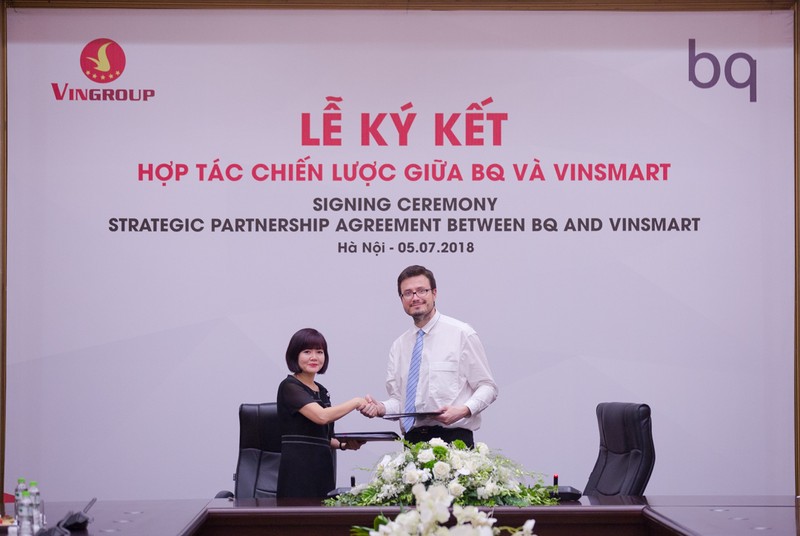 Bà Nguyễn Mai Hoa - Tổng giám đốc VinSmart và ông Alberto Méndez Peydró – Chủ tịch kiêm Tổng giám đốc BQ tại lễ ký kết hợp đồng mua bản quyền sở hữu trí tuệ