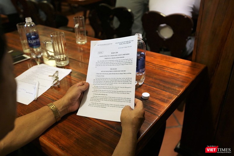 Các đại biểu đọc báo cáo tổng kết hoạt động của VDCA