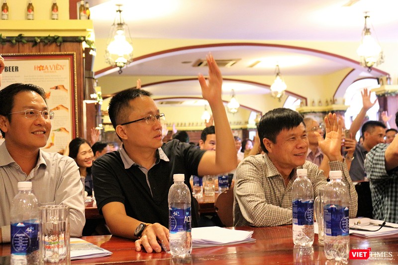 Các đại biểu giơ tay biểu quyết kết nạp bổ sung 5 ủy viên thường vụ