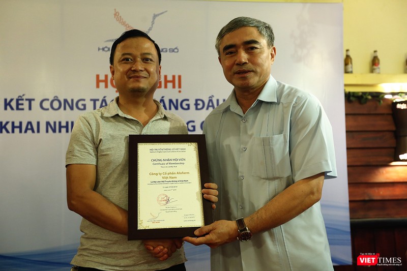 Chủ tịch VDCA trao chứng nhận hội viên cho Công ty Cổ phần Alofarm Việt Nam