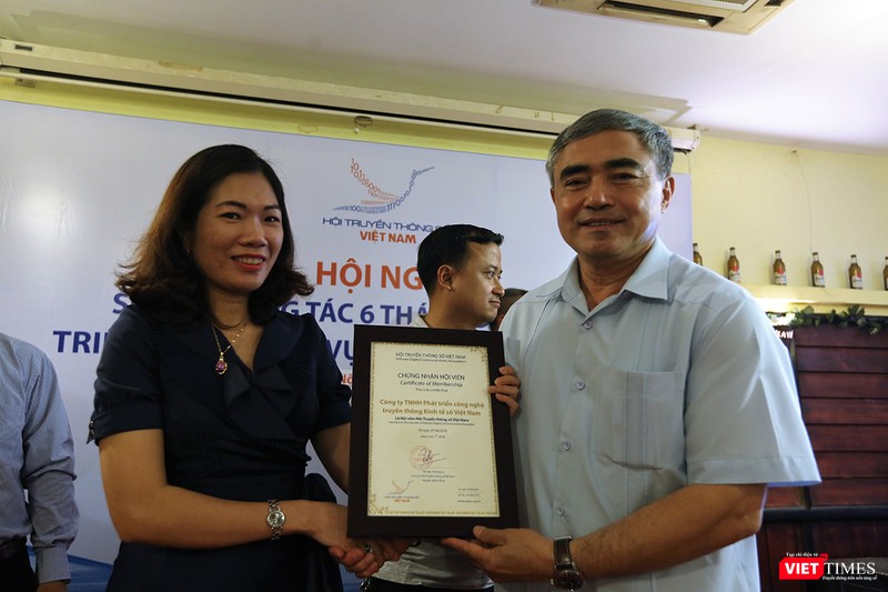 Đại diện Công ty TNHH Phát triển công nghệ Truyền thông Kinh tế số Việt Nam đón nhận chứng nhận hội viên từ Chủ tịch VDCA
