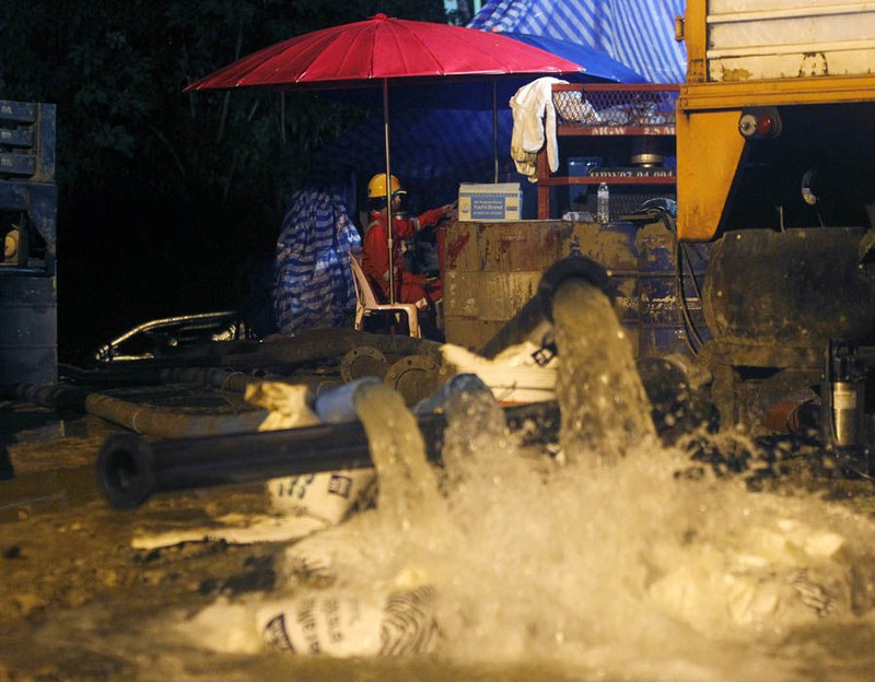 Nước được bơm ra liên tục để việc cứu hộ trong hang diễn ra thuận lợi hơn Nước được bơm ra liên tục để việc cứu hộ trong hang diễn ra thuận lợi hơn