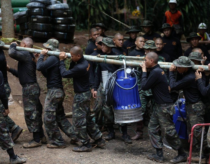 Lính Thái vác máy bơm vào gần hang Tham Luang Lính Thái vác máy bơm vào gần hang Tham Luang