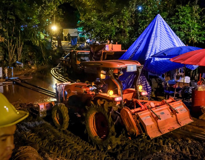 Máy xúc dọn dẹp tại khu vực gần hang Máy xúc dọn dẹp tại khu vực gần hang