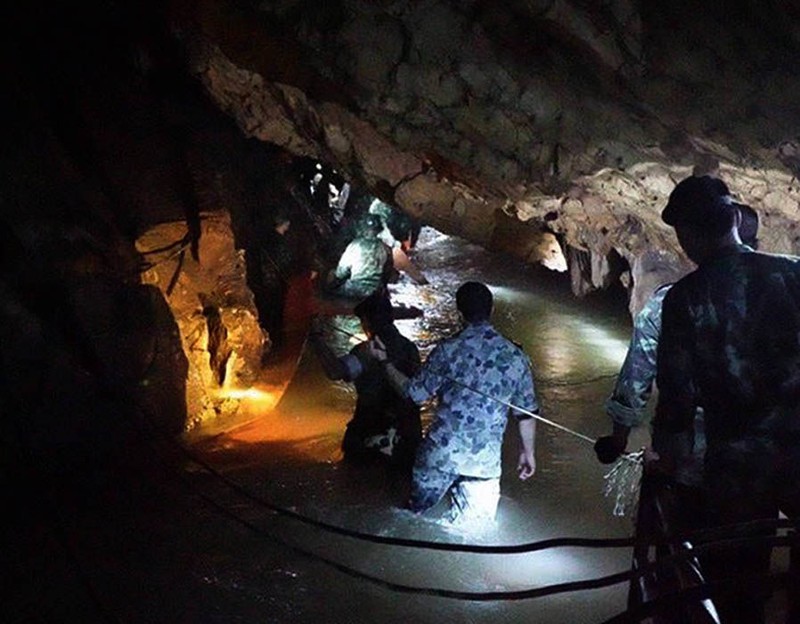 Đội cứu hộ tiến hành khảo sát địa hình hang Đội cứu hộ tiến hành khảo sát địa hình hang