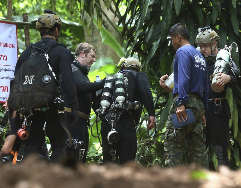 Người bị mắc kẹt trong hang động sẽ phải đối phó với những sang chấn về tâm lý như thế nào? ảnh 6 Chùm ảnh những nỗ lực đưa đội bóng thiếu niên Thái Lan ra ngoài hang động ngập lụt ở Chiang Rai