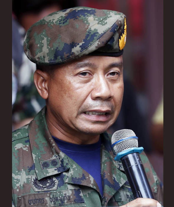Tư lệnh Hải quân Thái Lan Apakorn Yukongkaew buồn bã thông báo về cái chết của một thợ lặn Tư lệnh Hải quân Thái Lan Apakorn Yukongkaew buồn bã thông báo về cái chết của một thợ lặn