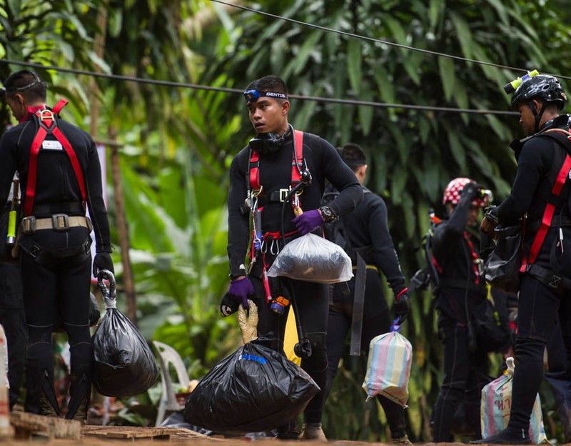 Người thợ lặn thiệt mạng vào tối thứ Năm sau khi bơi vào hang để cài đặt các bình oxy vào dọc tuyến đường ngầm trong hang Người thợ lặn thiệt mạng vào tối thứ Năm sau khi bơi vào hang để cài đặt các bình oxy vào dọc tuyến đường ngầm trong hang