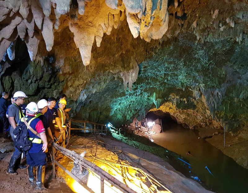 Công nhân tìm cách bơm nước ra khỏi hang Công nhân tìm cách bơm nước ra khỏi hang