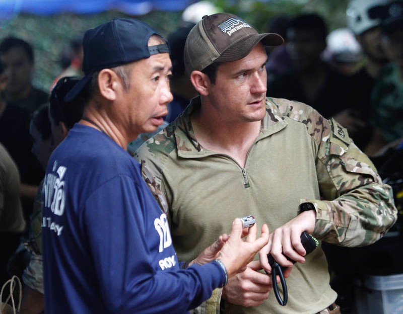 Đội trưởng đội cứu hộ Mỹ và Thái Lan bàn phương án tiếp cận đội bóng nhí Đội trưởng đội cứu hộ Mỹ và Thái Lan bàn phương án tiếp cận đội bóng nhí