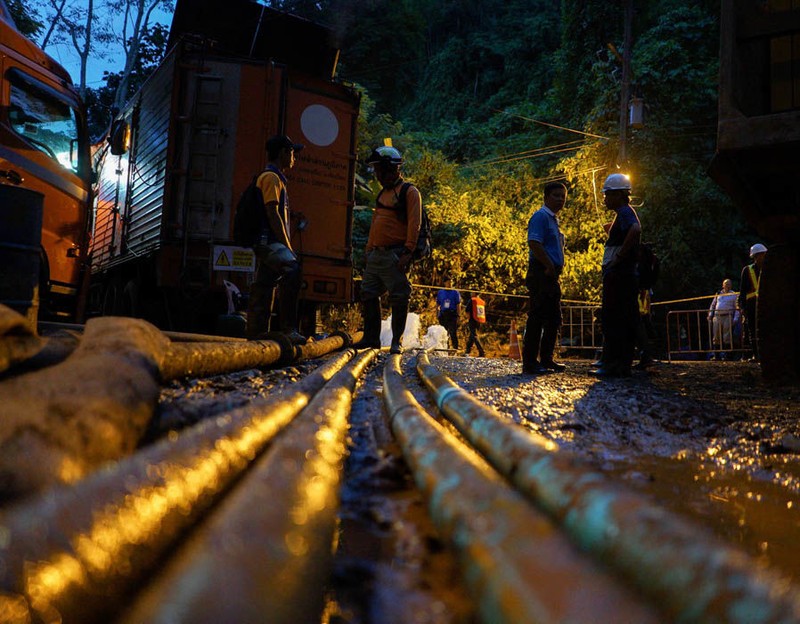 Đội cứu hộ ngoài cửa hàng Đội cứu hộ ngoài cửa hàng