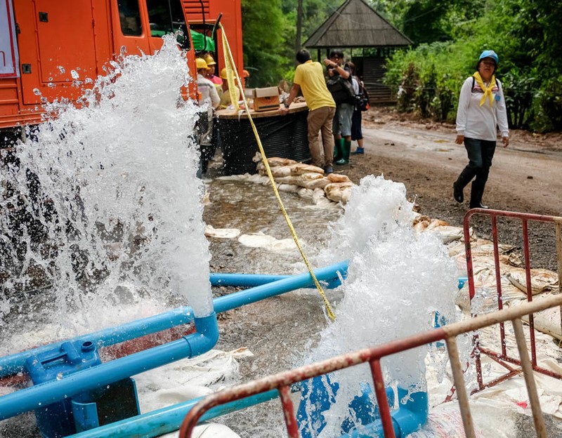 Đường ống thoát nước bên ngoài hang Tham Luang Đường ống thoát nước bên ngoài hang Tham Luang