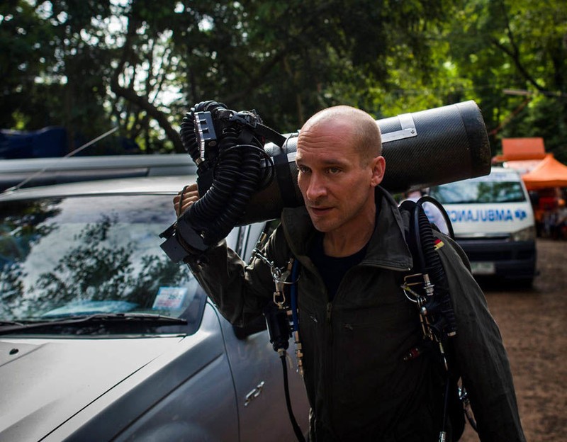 Một thợ lặn giỏi của Anh được cử đến giúp đỡ Một thợ lặn giỏi của Anh được cử đến giúp đỡ