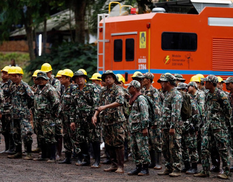 Lính cứu hộ xếp hàng tại địa điểm tập kết Lính cứu hộ xếp hàng tại địa điểm tập kết