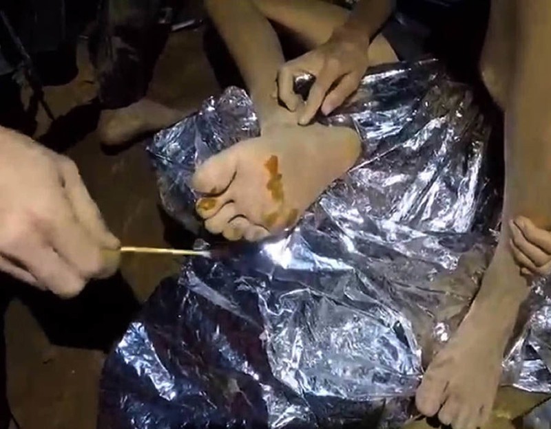 Một bác sỹ người Thái đã vào tận trong hang để chăm sóc sức khỏe cho các cậu bé Một bác sỹ người Thái đã vào tận trong hang để chăm sóc sức khỏe cho các cậu bé