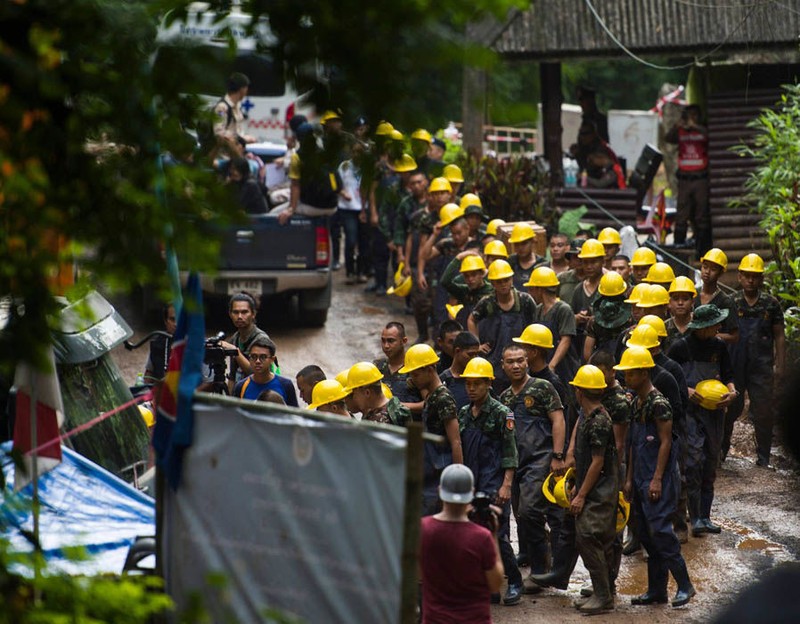 Nhân viên cứu hộ tập kết Nhân viên cứu hộ tập kết