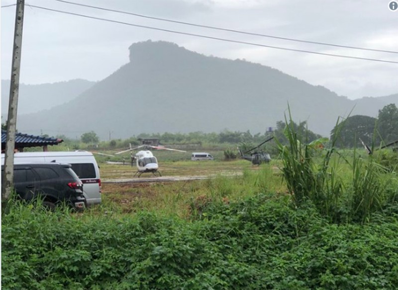 13 chiếc trực thăng túc trực sẵn sàng đưa các cậu bé được giải cứu đến bệnh viện 13 chiếc trực thăng túc trực sẵn sàng đưa các cậu bé được giải cứu đến bệnh viện