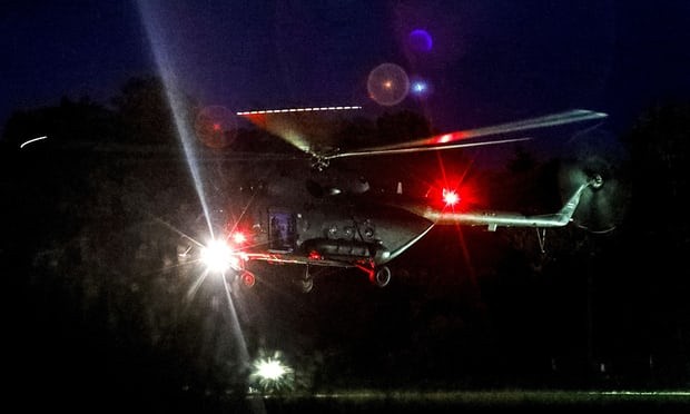 Trực thăng cất cánh đưa các cậu bé được giải cứu đến bệnh viện tỉnh Trực thăng cất cánh đưa các cậu bé được giải cứu đến bệnh viện tỉnh