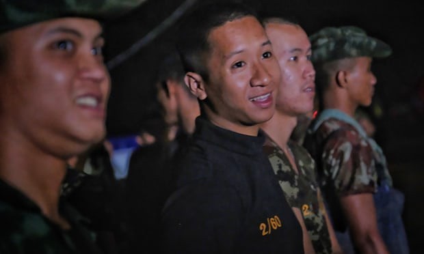 Công nhân cứu hộ, quân đội và người tình nguyện vui mừng vì đã cứu được thành công 4 cậu bé Công nhân cứu hộ, quân đội và người tình nguyện vui mừng vì đã cứu được thành công 4 cậu bé