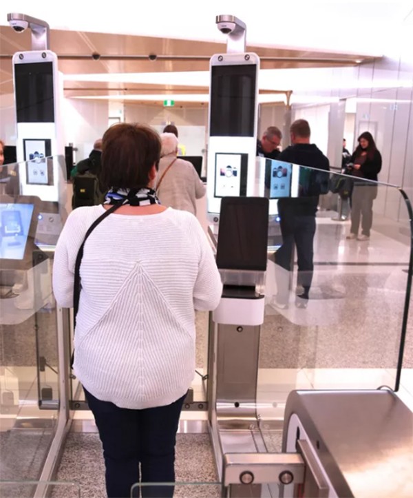 Đến với các sân bay hiện đại, nơi khuôn mặt của bạn là hộ chiếu ảnh 2