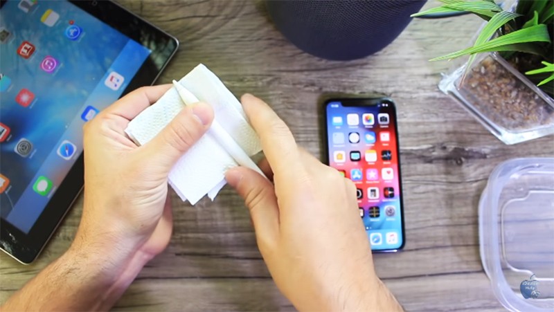 Đặt bút Apple Pencil lên miếng giấy ăn đã gấp làm 4, cuộn tròn tờ giấy ôm lấy thân bút. Vặn xoắn tờ giấy để nó ôm chặt lấy thân bút. Đây là công đoạn giống như tạo khuôn chiếc bút. Đặt bút Apple Pencil lên miếng giấy ăn đã gấp làm 4, cuộn tròn tờ giấy ôm lấy thân bút. Vặn xoắn tờ giấy để nó ôm chặt lấy thân bút. Đây là công đoạn giống như tạo khuôn chiếc bút.